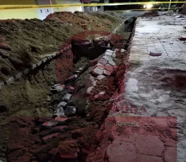 Muere hombre en derrumbe; trabajaba para introducir drenaje en Tepatlaxco, Chiautempan